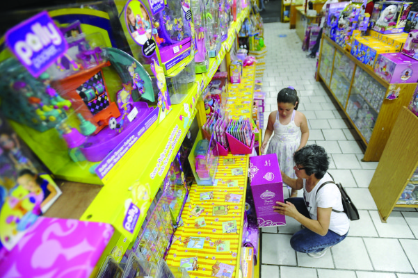 Comércios apostam em propagandas e ofertas