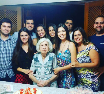 Dorvalina Assis Pereira, aniversariante de hoje com seus netos Dr. Alex Pereira, Dr. Marcell Moussa, Dr. André Pereira, Dr. Ana Paula Pereira, Dr. Camila Moussa, Dr. Letícia Resende. E noras Paula e Cinthia e o genro Net