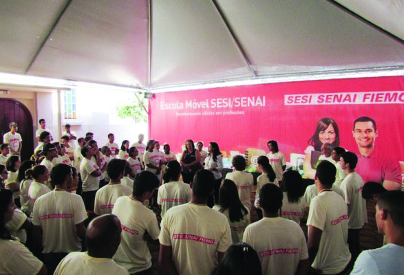 Escola Móvel do Sesi/Senai está oferecendo 13 cursos gratuitos para toda a população