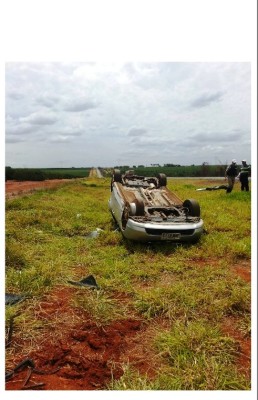 Veículo saiu da pista e capotou