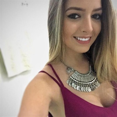 Que ela é linda eu não precisa nem falar, a foto já mostra isso, o que muita gente não sabe é como Bruna Capatti é feliz e de bem com a vida. Nesta segunda-feira, dia do seu aniversário, as redes sociais encheram de homenagem a garota. Ela não poderia ser esquecida por nós, por isso deixo aqui os parabéns por mais uma primavera e o desejo de muita saúde.