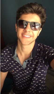 Quem hoje festeja mais um ano de vida e estreia na Acesso Restrito é João Raphael Calil. Conheço bem pouco o guri, mas pelo pouco tempo tenho certeza que é um menino de bom coração e que deixa sua marca onde passa. Deixo aqui os parabéns pela data de hoje e o desejo que tudo o que se sonha torne realidade. #LibrianosGostamDeSerLembrados