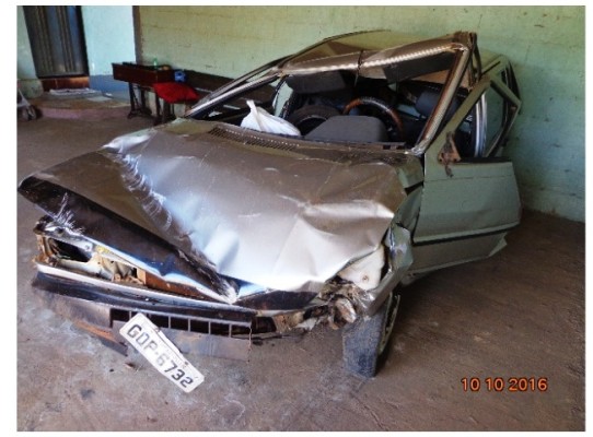 Fiat/Uno capotou em estrada vicinal