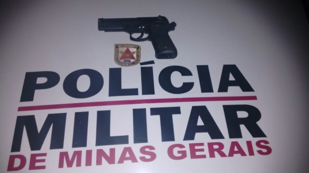 Simulacro de arma de fogo apreendido com os adolescentes