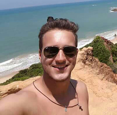 Guilherme Henrique dos Santos Santana, aniversariante do dia 2, recebendo o carinho dos pais  Reginaldo Santana Vieira e Cristina Maria dos Santos Santana 