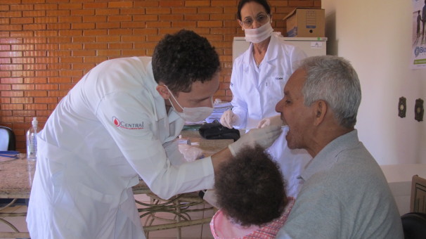 Equipe de profissionais que trabalharam no mutirão