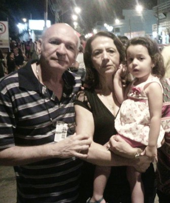 Nora Ney de Fátima Ribeiro da Silva, aniversariante do dia 20, como esposo Luiz Carlos e a neta Geovana 