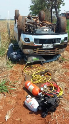 Com o impacto, o carro acabou capotando várias vezes até sair da pista 