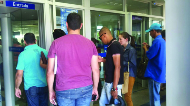 Devido à greve, há dificuldade no atendimento de serviços específicos em alguns bancos