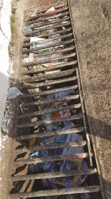 Propaganda política jogada nas ruas contribuiu para entupimento das bocas de lobo