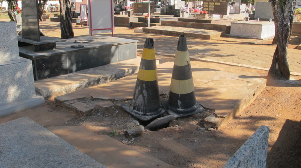 Em tono de 800 jazigos continuam abandonados no Cemitério Bom Jesus 