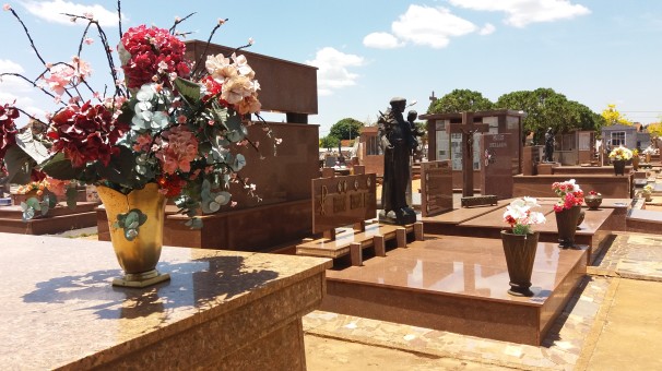 Em torno de 10 mil pessoas devem passar pelo cemitério Bom Jesus no dia 2 de novembro