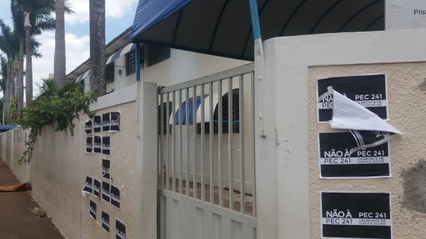 Unidades escolares manifestam indignação por meio de cartazes fixados nos muros