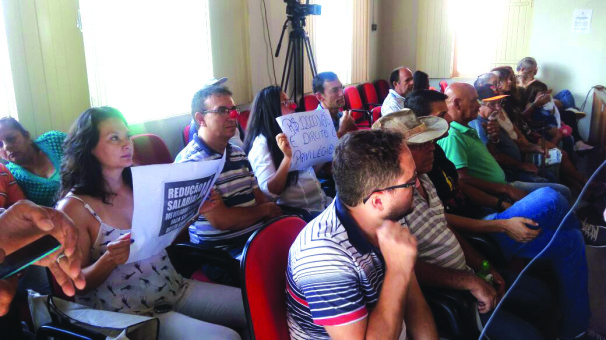 Manifestantes compareceram à sessão com cartazes e narizes de palhaço