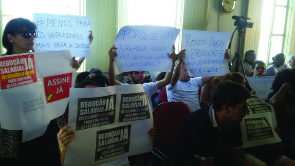 Após sanção de lei que fixa subsídio e eleva salários, população tenta reverter medida e dá início a protestos