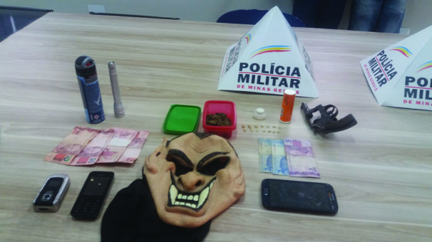 Drogas, arma de fogo e itens utilizados em assaltos foram apreendidos