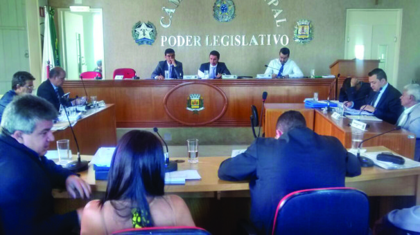 Projeto relativo à cargo de advogado na SAE deve ser votado hoje; populares planejam manifestação contra reajuste salarial de prefeito, vice e vereadores