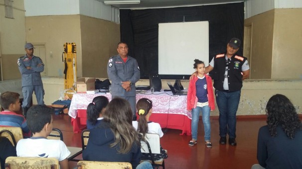 Para a coordenadora, tais ações educativas realizadas em conjunto são de extrema importância para despertar a conscientização nos estudantes