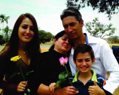 Alventino Morais de Oliveira, aniversariante do dia 9, a esposa Edna Vieira, do dia 7 e os filhos 