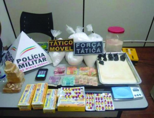 Nas residências dos suspeitos, os militares encontraram drogas, medicamentos e materiais utilizados para preparar a substância  