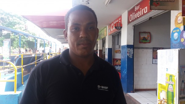 “Estamos vivendo um verdadeiro caos. Minha mãe, por exemplo, mora no bairro Vieno e não teve condições de se deslocar até o Centro. Hoje também me deparei com outro transtorno: uma senhora num ponto de ônibus com o filho no colo. Ela não sabia da greve. Precisou voltar para casa e o pior, na chuva”. Denilson Ferreira da Silva