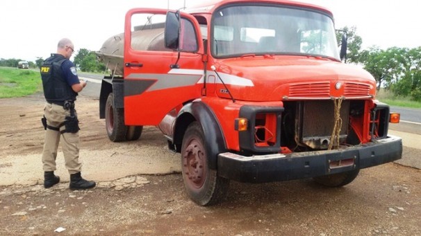 Veículo foi apreendido pelos patrulheiros