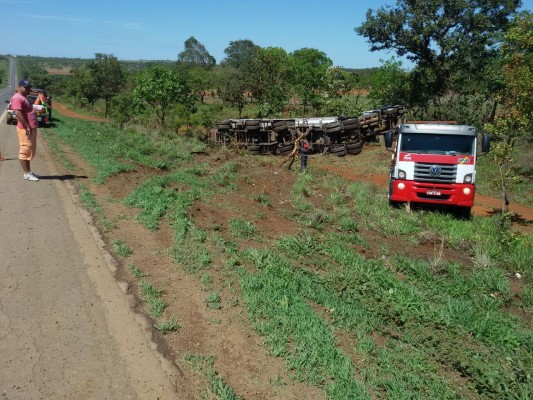 Caminhão tombou após sofrer problemas mecânicos, segundo seu condutor ** PRF 
