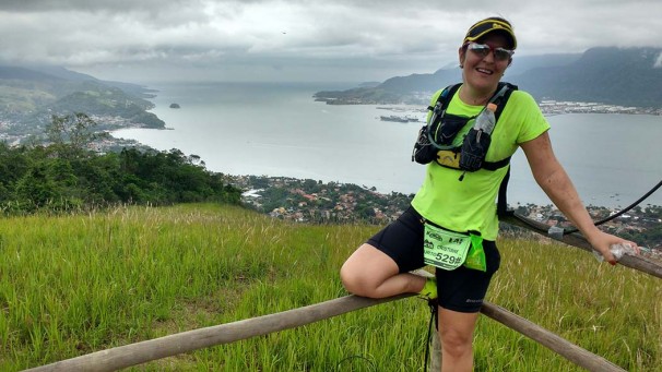 Da Redação Aconteceu no último final de semana, em Ilha Bela/SP, a última etapa do Circuito KTR séries 2016. A cidade de Araguari foi representada pela atleta Cristiane Freitas, que havia participado, em abril desse ano, da primeira etapa, na cidade de Passa Quatro, região da Serra Fina, na Serra da Mantiqueira. O Circuito KTR séries está classificado dentre as maiores séries brasileiras de corrida de montanha.  Ano passado, a Kailash Trail Run recebeu um título por ser considerada a corrida de montanha mais difícil da América do Sul, levando em conta os percursos técnicos e com as maiores inclinações. Essa modalidade de corrida de montanha também é conhecida como "skyrunning". Cris Freitas correu o percurso Feminino Curto Geral, no sábado -  9,8 km com 750 metros de ganho positivo ou altimetria acumulada. “A mais difícil que já fiz até hoje na minha vida!”, contou à reportagem. “Disputar o pódio numa prova desse nível é muito complicado, mas consegui concluir um percurso complexo, com travessias de rio, altimetria insana, mata fechada, pedras escorregadias, descidas e subidas extremamente íngremes”, comentou ela. A atleta destacou o fato de ser a única araguarina até hoje a participar das provas do circuito KTR, reunindo atletas amadores e profissionais do mundo todo. 
