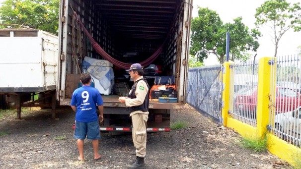 Caminhoneiro transportava dois carros e uma moto no seu veículo