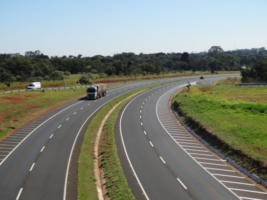 Trecho com problemas na pista, em Araguari