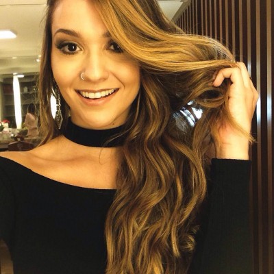 Quem festeja hoje mais um ano de vida é Paola Boreli. Ela é quase uma sócia da Acesso Restrito. Desde a nossa criação há seis anos não me recordo um ano que ela não tenha estampado a nossa coluna. De destaque a aniversários, Paola tem um canal no YouTube muito conhecido entre artistas e fãs. O famoso Vou de trança. E neste aniversário não seria diferente não é mesmo? Deixo aqui os parabéns e a famosa pergunta, vai de trança? #EuNãoSouACamilaQueirozMasTeConheço