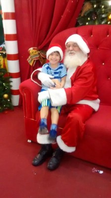 Olha que fofura! O Natal chegando e o encantador Cauã Alves Lino Franco deu um jeito de pedir seus presentes. Os pais Richardson Alves Baliana e Cristiane Rosa Franco que se preparem porque serão dois presentes, um de aniversário e mais para frente o do bom velhinho. Hoje o garotão comemora mais um ano de vida e merece todo carinho e destaque da nossa Acesso Restrito. #ParabénsCauã