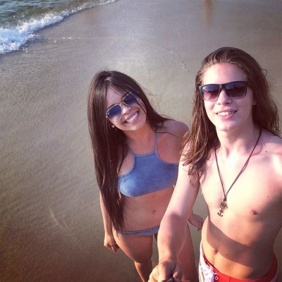 Quem festeja hoje mais um ano de vida é meu grande amigo Phellipe Escobar. Acompanhado na foto pela namorada Marcella Rodrigues, o “cara de surfista” esteve recentemente na Praia de Forte, Cabo Frio, e merece ser lembrado aqui. Deixo os parabéns pelo aniversário com desejo de muita saúde e conquistas. #Phelps