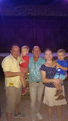 Vale Destaque - Quem se encontrou lá em Campo Grande foram meus amigos Neto, Luiz Claudio, Thereza Griep e os lindos Bento e Enkel. Olha a coincidência, eles estavam no Circo Estoril comandado justamente por araguarinos. Lembrando que o Estoril é uma das companhias mais aclamadas do mundo e ultrapassa gerações encantando plateias de diversos países.