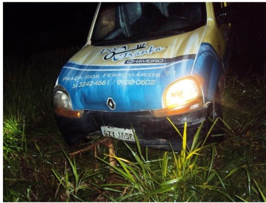 Veículo bateu contra uma árvore