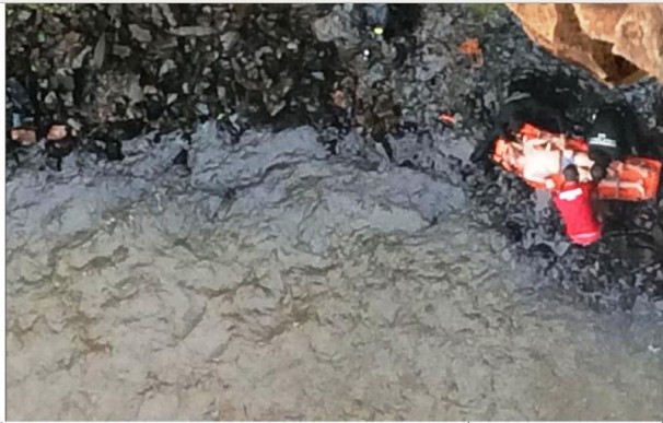 Momento em que o corpo era retirado pelos bombeiros