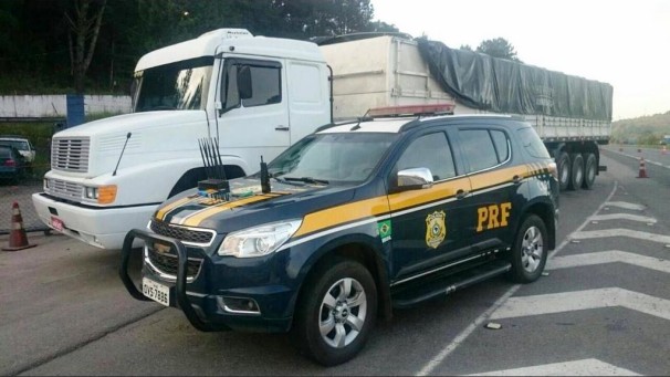 Caminhão recuperado pelos patrulheiros após roubo