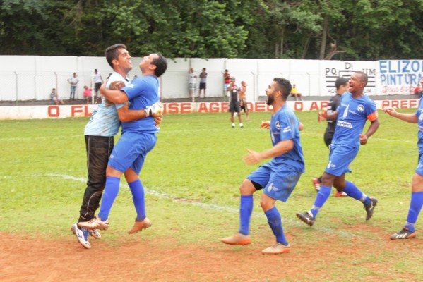 Atletas do Novo Horizontes festejam classificação nos pênaltis