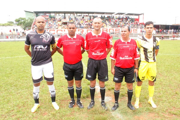 Capitães de Amanhece e Atlético com a arbitragem