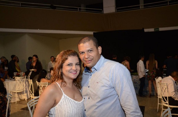 Maria Cecília de Araújo aniversariante do dia 22, com o esposo Matheus Dias 