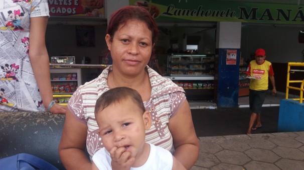 “Eu e minha família viemos de Ararapira e precisamos de carona. Fomos até o Amanhece e de lá chamamos um táxi. Essa paralisação é um absurdo. A empresa não tem culpa, quem necessita ter responsabilidade é o prefeito que não paga a empresa. Os funcionários têm toda razão de parar; como é possível trabalha sem receber?” Maria de Fátima da Silva, dona casa.