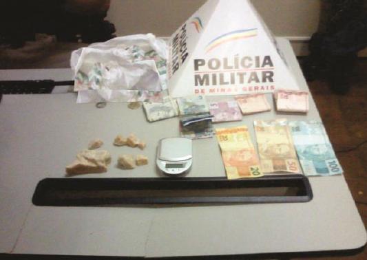 Dentre a apreensões feitas pela polícia estão entorpecentes e dinheiro 