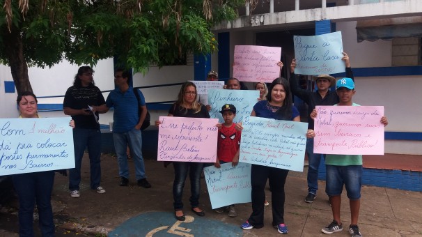 Grupo de araguarinos manifestam insatisfação com as ações do governo local