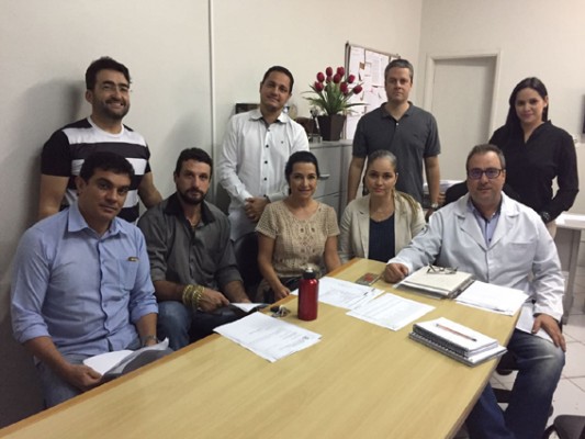 Vereadores Levi Siqueira, Wesley Lucas, Claudio Coelho, Rafael Guedes e Eunice Mendes em reunião com a provedora da Santa Casa, Daniela Henriques, acompanhada pelo assessor jurídico, Leonardo Oliveira, pelo diretor clínico, Mauricio Brás e pela gerente, Edilaine Ribeiro
