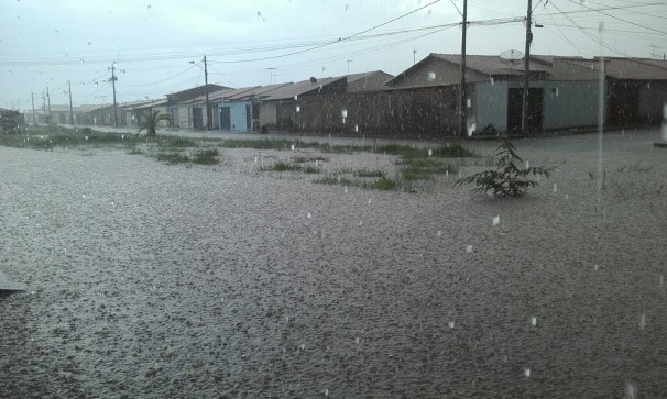 Alagamento nas ruas A1 e A2, no bairro Madri, evidenciam problema de drenagem pluvial