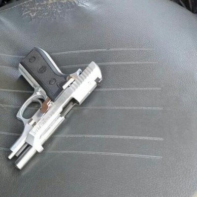 A arma de fogo foi encontrada pelos militares no interior do veículo