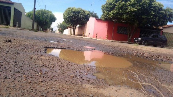 Chuvas tamparam buraco de aproximadamente 20 centímetros de profundidade na rua Manoel Assis Pereira, no bairro Goiás