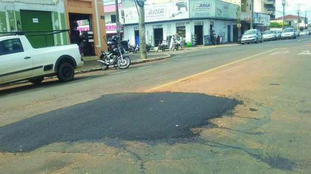 Operação tapa buraco no Centro: equipes passaram pela rua Uberaba, próximo a praça Getúlio Vargas