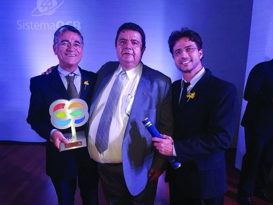 Ramiro de Ávila Júnior, Presidente do Sicoob Aracoop; Márcio Lopes de Freitas, Presidente do Sistema OCB e Raphael Vinicius Faria, Representante da Horta Comunitária
