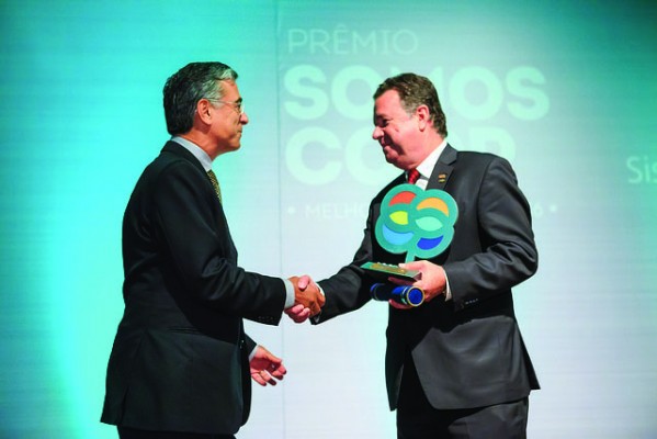 Entrega de prêmio feita pelo diretor da Embrapa, Ladislau Martins